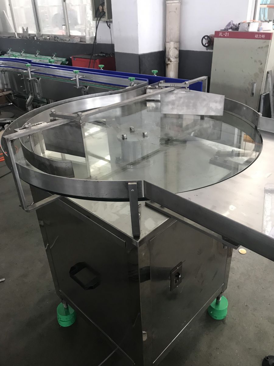 bàn xoay cấp hũ vào băng tải máy