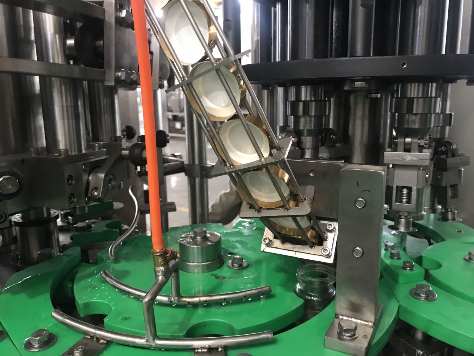 Đường dẫn nắp vào siết