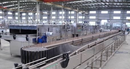 Băng tải nghiêng chai thanh trùng nắp cho chai PET