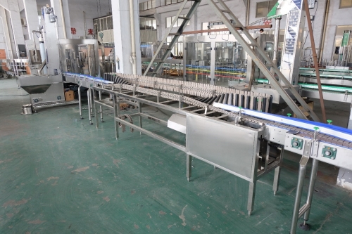 Băng tải nghiêng chai thanh trùng nắp cho chai PET