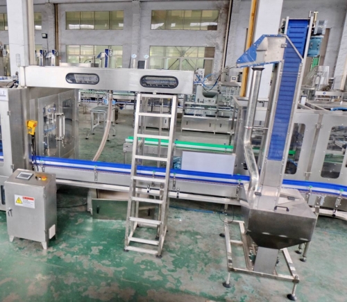 Thang cấp nắp và hầm rửa nắp cho chai PET